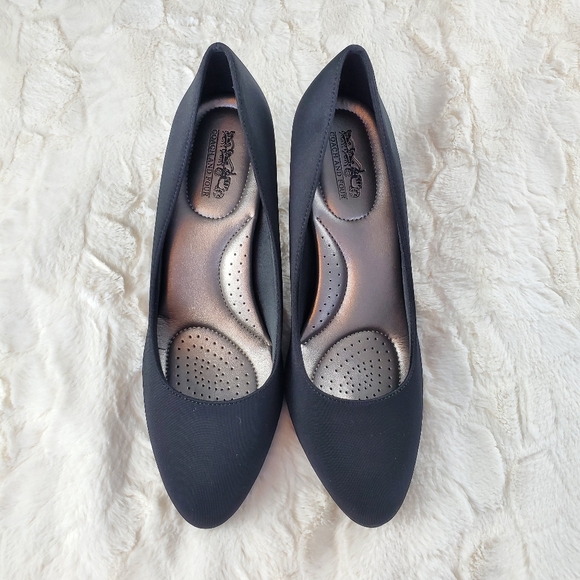 Coach and Four Black Classic Heels, Size 9, NWOT - Picture 3 of 9